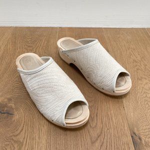 Santa Venetia cream open toe clog